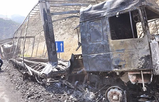 Hainler yol kesip 11 aracı ateşe verdi!