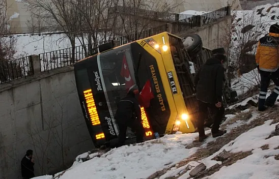 Öğrencileri taşıyan otobüs devrildi: 11 yaralı