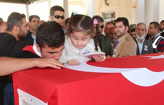 4 yaşındaki Minel şehit babasını öperek uğurladı