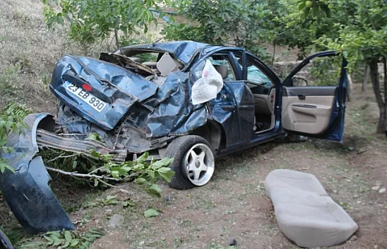 Otomobil bahçeye uçtu, yaralı arkadaşını bırakıp kaçtı