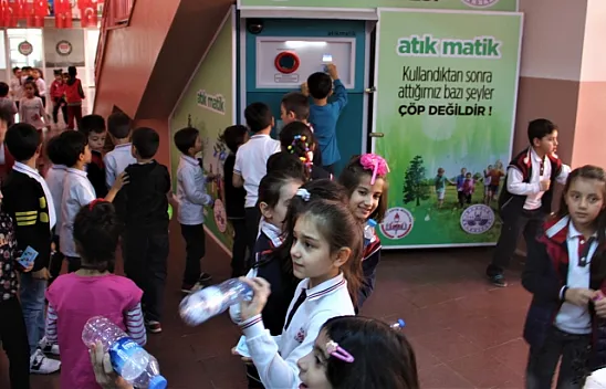 Okulda atıklar puana dönüşüyor, alışverişte kullanılıyor