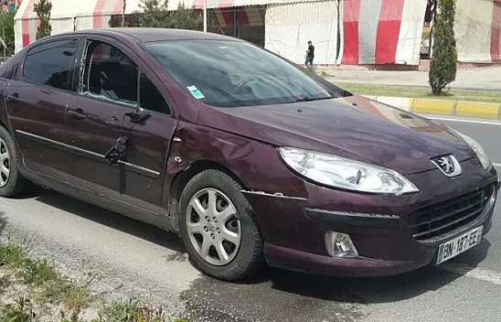 Otomobil yayaya çarptı: 2 yaralı