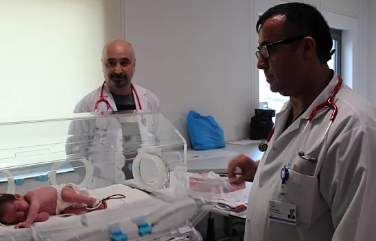 Doğduktan 16 saat sonra yapılan 'yemek borusu' ile hayata tutundu