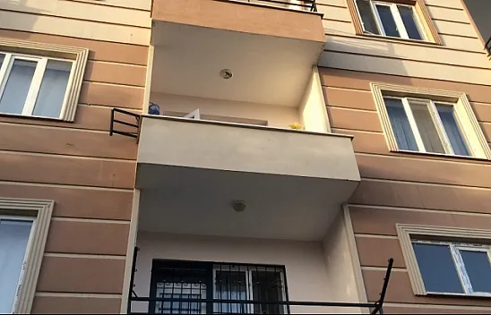 Balkondan düşen kadınlardan biri öldü