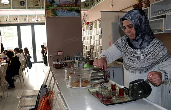 Hayatını down sendromlu oğlu ile engellilere adadı