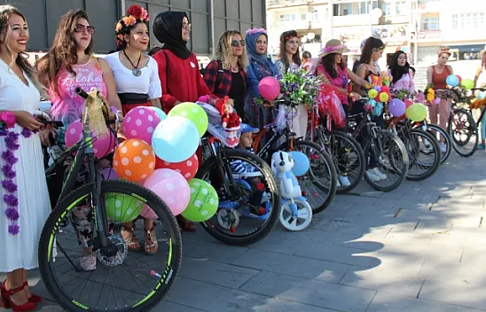 Süslü kadınlar, egzoz kokusuna karşı pedal çevirdi