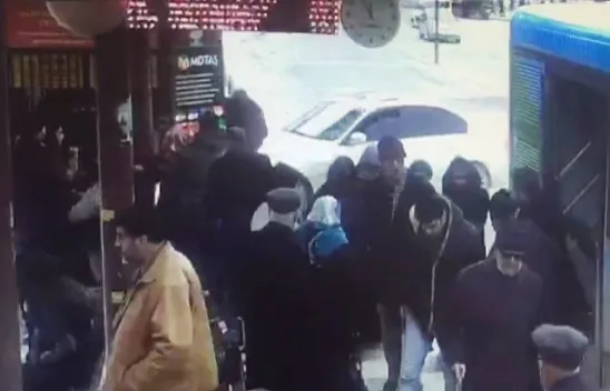 Buzda kayan otomobil otobüs durağına daldı: 1 ölü, 1 yaralı