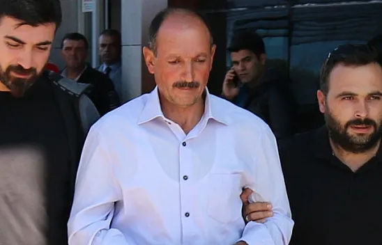 Kızının boğazını kesen baba sağlık kontrolünden geçirildi