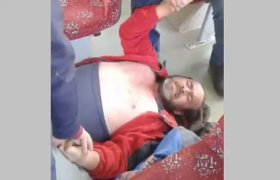 Kalp krizi geçiren işçiyi otobüsle hastaneye yetiştirdiler