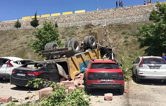 Kamyonet park halindeki araçların üzerine devrildi