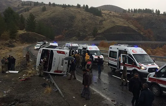 Elazığ-Diyarbakır yolunda otobüs devrildi: Çok sayıda yaralı var