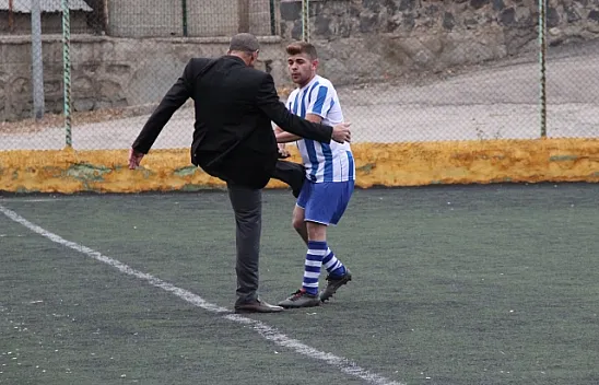 Bunu da gördük! Başkan sahada oyuncu tekmeledi