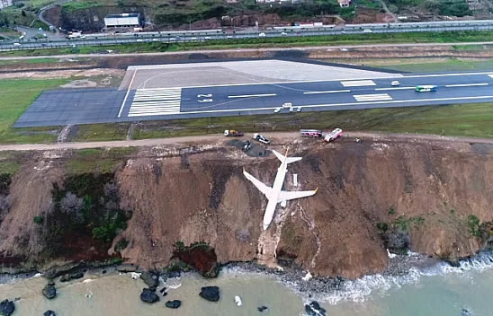 Trabzon'da yolcu uçağı pistten çıktı