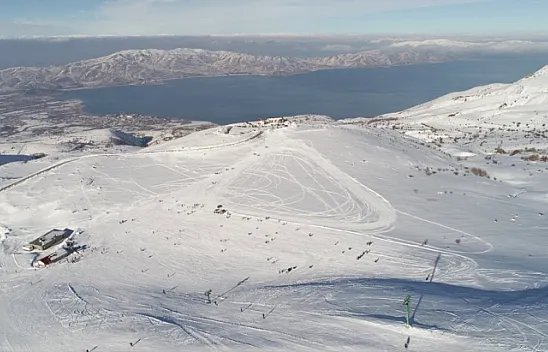 Göl manzaralı kayak merkezine yoğun ilgi   