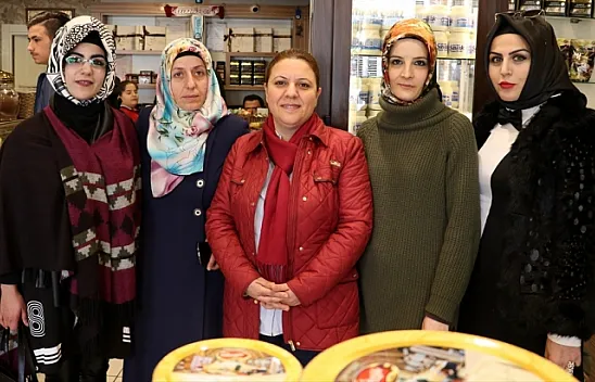 Kadın bakkallar AVM'lere direniyor