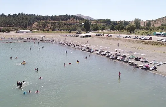 Hazar Gölü tatilcilerin akınına uğradı