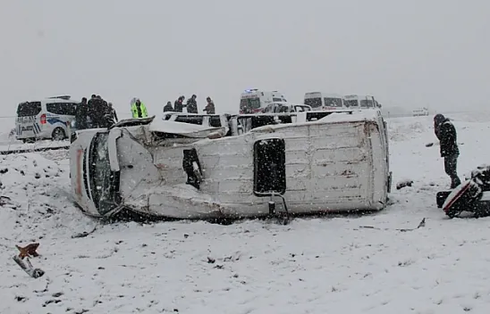 Kar zincirleme kazaya neden oldu: 18 yaralı