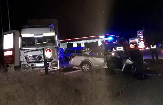 3 kişinin öldüğü kaza anı güvenlik kamerasında