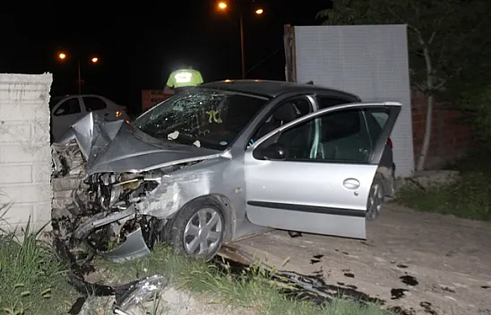 Otomobil bahçe kapısına çarptı: 4 yaralı