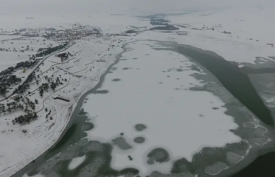 Elazığ'da baraj gölü dondu