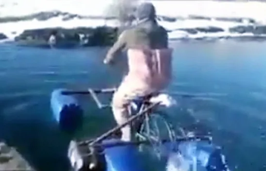 Bu defa su üzerinde bisiklet sürmeyi başardılar