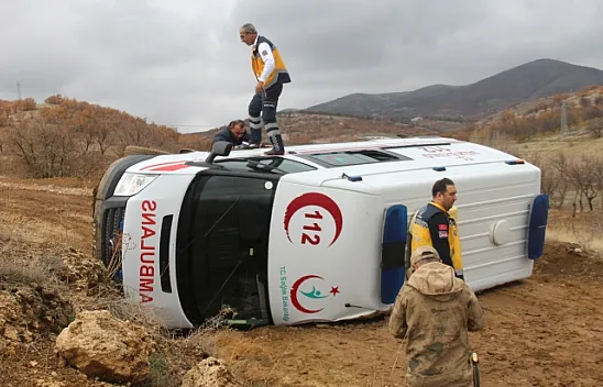 Hasta almaya giden ambulans kaza yaptı!