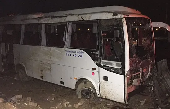 Elazığ-Diyarbakır yolunda yolcu otobüsü devrildi