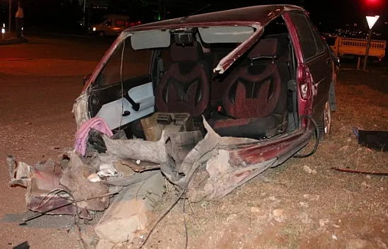 Feci kazada otomobil ikiye bölündü