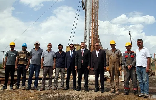 45 derece sıcaklıkta jeotermal su fışkırdı