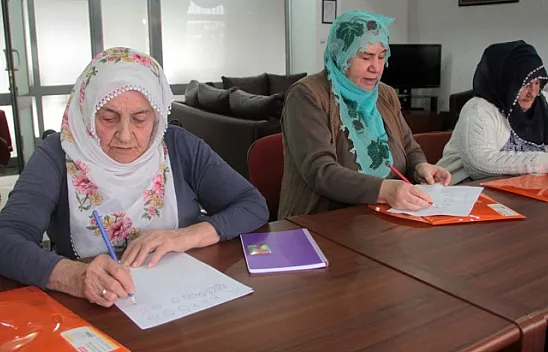 65 yaşından sonra okuma yazma öğreniyorlar