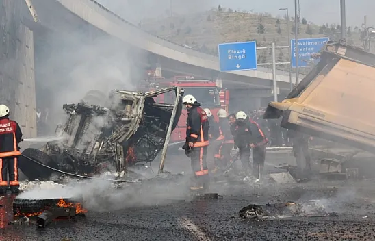 Üst geçitten düşen kamyon alev alev yandı: 2 yaralı
