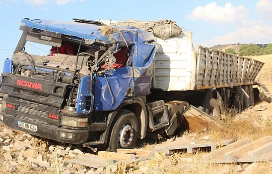 Tır ile otomobil çarpıştı: Çok sayıda yaralı var