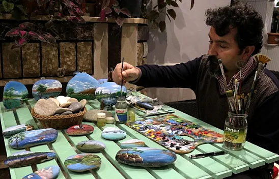 Munzur Çayı'nın çakıl taşları tuvali oldu