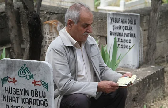 Arefe günü mezarlıklar ziyaretçilerle doldu