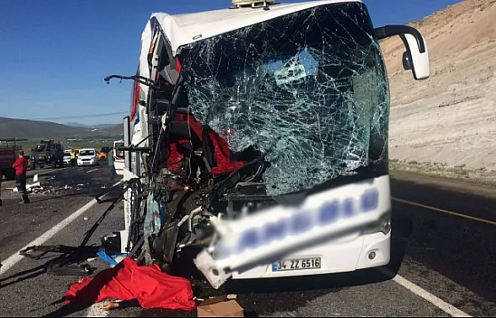 Elazığ'da otobüs kazası: 1 ölü, 30 yaralı