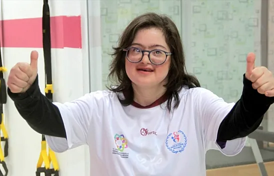 Kendisi gibi down sendromlulara dans öğretiyor