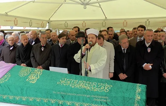 Mehmet Ağar gelinini gözyaşlarıyla uğurladı