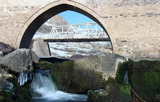 Tarihi ilçe Palu'dan kış manzaraları