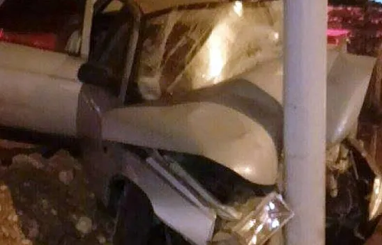 Kontrolü kaybeden sürücü direğe çarptı