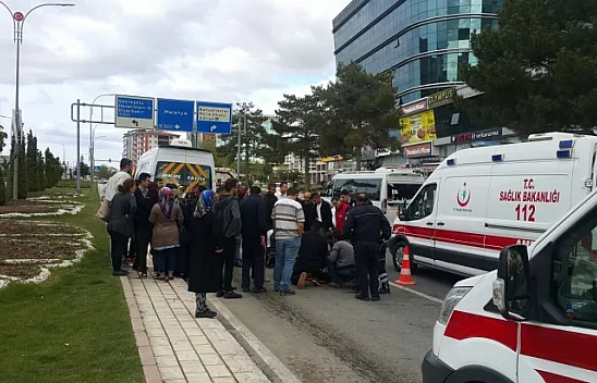 Yolun karşısına geçmek isteyen kadına minibüs çarptı