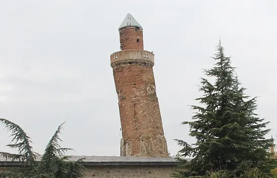 800 yıllık eğri minare tescillendi