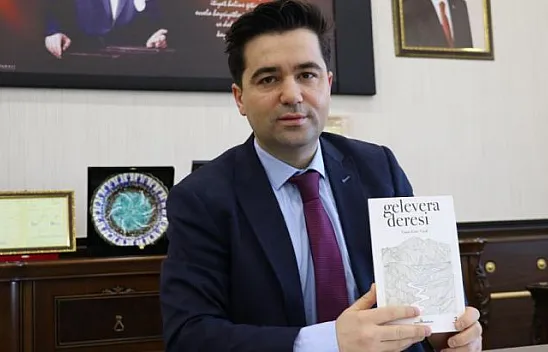 Gündüz kaymakam, gece yazar