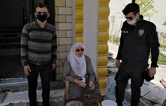 Haladan yeğene polisle doğum günü pastası