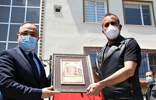 Haluk Levent aracı oldu, evler teslim edildi