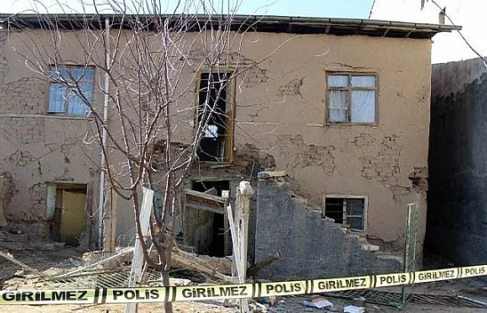 Hasarlı kerpiç evin balkonu yıkıldı