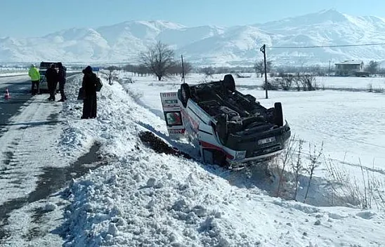 Hasta taşıyan ambulans takla attı