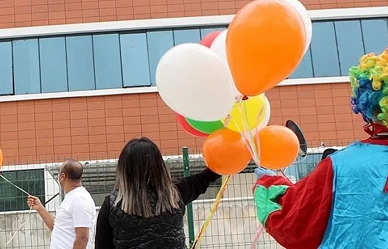 Hastanede tedavi gören çocuklara bahçeden 23 Nisan kutlaması