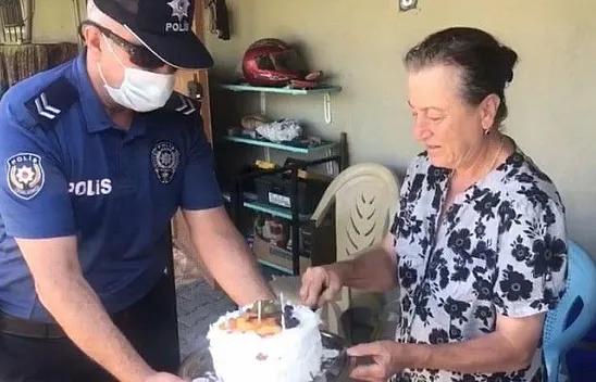 Hatice anneye polisten doğum  günü sürprizi