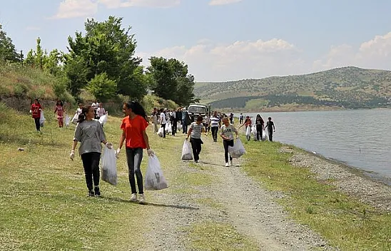Hazar Gölü kıyılarında farkındalık oluşturdular