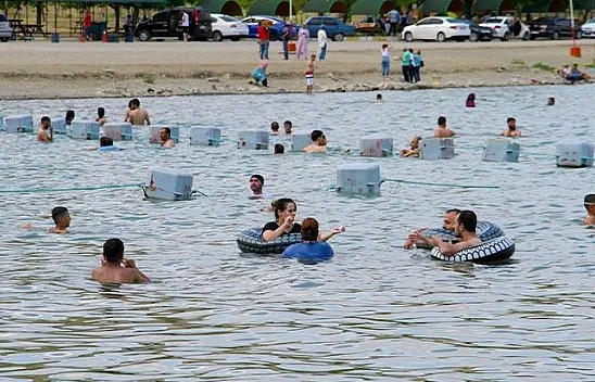 Hazar Gölü tatilcilerin akınına uğradı
